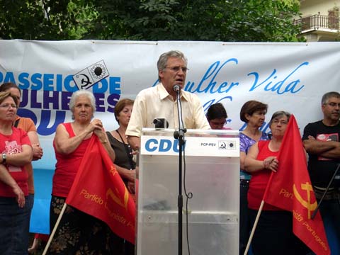  Pelo décimo nono ano consecutivo a Coligação Democrática Unitária organizou e levou a cabo o Passeio das Mulheres.

Desde bem cedo que, no domingo passado, transportados por autocarros, a partir do Porto, centenas de mulheres e homens, crianças, jovens e menos jovens, foram reunir-se aos muitos outros que, por transporte próprio, ou por viverem nas imediações do destino dessa manhã, decidiram participar numa iniciativa que, por direito próprio, é já uma tradição incontornável. O local escolhido para este ano foi a praia fluvial de Vila de Rei em Resende[ler +...].
