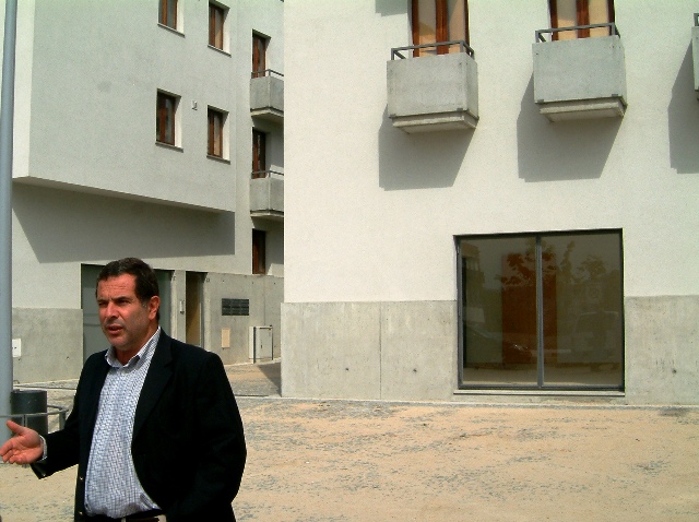 Há mais de 8 meses que foram concluídas as obras de construção de dois empreendimentos habitacionais financiados pelo Plano Especial de Realojamento, nas Fontaínhas e na Lapa/Salgueiros, com cerca de 87 habitações. O objectivo inicial deste bairro era o realojamento das famílias desalojadas pelas derrocadas da escarpa das Fontaínhas no Inverno de 2000. No entanto, estando concluídas e prontas a habitar, há mais de oito meses que estas casas permanecem vazias.