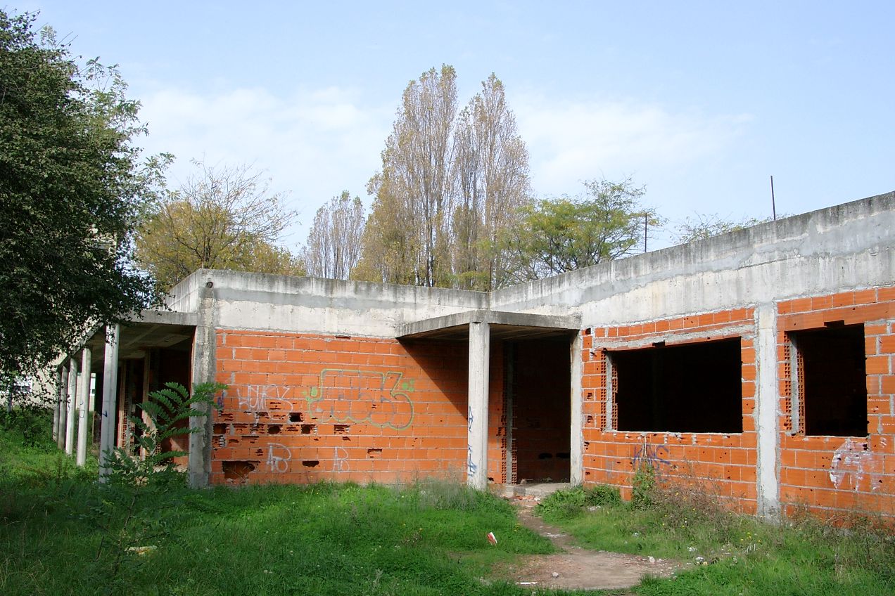 O Deputado Honório Novo, acompanhado do Vereador Rui Sá, dos membros da Assembleia Municipal, Artur Ribeiro, Belmiro Magalhães, José Manuel Varela e Marta Pereira e dos membros da Assembleia de Freguesia, Fernando Peixoto e Zulmira Pereira, bem como de vários activistas da CDU, visitaram no dia 12 de Outubro o Bairro das Campinas com o objectivo de contactarem a respectiva População que tanto se tem queixado da existência, há vários anos, de uma ruína no interior do Bairro que provoca sentimentos de insegurança e situações de insalubridade.