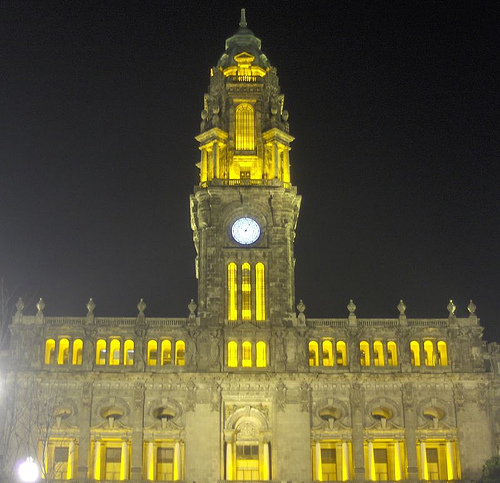 O Orçamento da Câmara Municipal do Porto para 2009 (o último deste mandato e o oitavo apresentado por Rui Rio) apresenta os pecados dos anteriores, designadamente daqueles que foram assumidos pela maioria absoluta PSD/CDS.

De facto, estamos perante um Orçamento que:a)É pouco rigoroso; b) Recorre a receitas extraordinárias que procuram esconder a incapacidade de equilíbrio sustentado das contas; c) Propõe níveis de investimento que ficam muito aquém das necessidades da Cidade; d) Mantém a aposta na privatização de serviços e equipamentos;
Tendo em conta a apreciação negativa que a CDU faz do Orçamento da Câmara para 2009, os seus eleitos municipais irão votar contra a sua aprovação.
