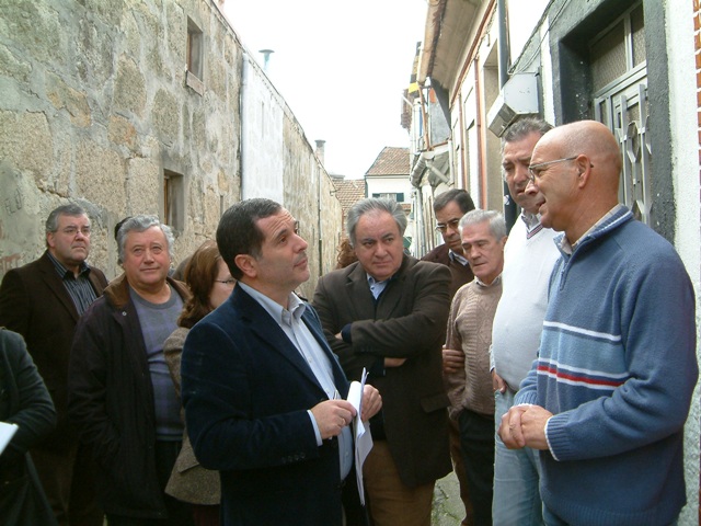 O PCP considera "escandaloso" que casas afectadas há seis anos por obras do Metro do Porto, na zona de Campanhã, continuem por reparar, enquanto os desalojados continuam a viver em hotéis, a expensas da empresa, de capitais públicos.
No passado dia 9 de Novembro, o Vereador da CDU, Rui Sá, acompanhado de outros eleitos comunistas na Assembleia Municipal e na Freguesia de Campanhã, visitou o conjunto de habitações da Rua Nova da Estação que, após as obras do Metro realizadas em 2002, ficaram em risco de ruína e obrigaram ao realojamento provisório dos seus moradores em hóteis.