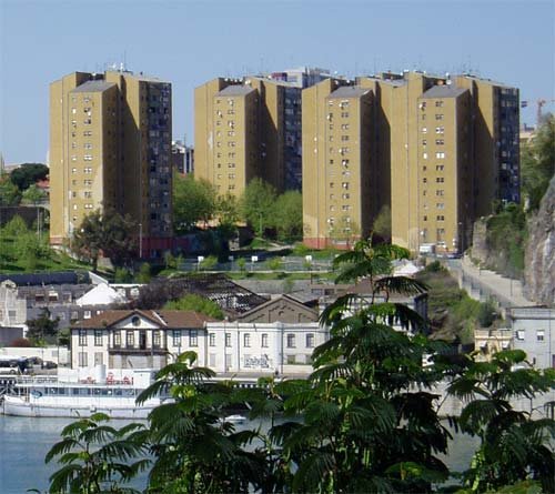 Na solução de Rui Rio (qual sacrilégio, questioná-la, pois o homem nunca erra e quando é claro o disparate, a culpa é sempre dos outros) é evidente a desumanidade. Podem ter sempre lá vivido mas sairão mesmo não querendo. Branqueiam esta brutalidade com a mentira do retorno ao Centro Histórico. Essa “vontade meritória” realojaria quantos?
No seu afã de mostrar serviço, Rio, cede terrenos em Lordelo (já com milhares de habitações sociais), no Bairro do Leal, onde, há pouco se expulsou moradores. Oferece oportuno negócio à Banca, permutando casas “malparadas” pelos valiosíssimos terrenos do bairro. 
Pergunto onde está o badalado rigor da gestão e do serviço da coisa pública?
