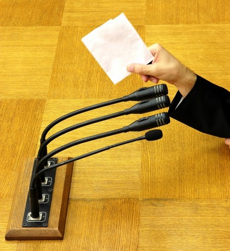 Os principais problemas que Região hoje enfrenta são a destruição do nosso tecido produtivo, o encerramento de centenas de micro, pequenas, médias e até mesmo grandes empresas, o crescimento do desemprego, o aumento do trabalho precário, a desvalorização dos serviços públicos e das funções sociais do Estado, entre outros. Perante esta realidade, o que fazem os responsáveis da Junta Metropolitana? “Guerreiam-se” por protagonismos, negoceiam acordos desvantajosos com o Governo e definem como grande prioridade do seu trabalho, a privatização daquele que é talvez o maior equipamento público da região, o Aeroporto Francisco Sá Carneiro.

Outro assunto com que queremos debater nesta Assembleia é a situação por resolver das casas do património na freguesia de Massarelos. Desde 2003, no início do anterior mandato, que a CDU vem alertando para esta situação, mas seis anos volvidos nada foi ainda feito. 
Por fim, a questão do desmantelamento dos serviços municipais de limpeza urbana. A forma como o processo de distribuição dos recursos (humanos e técnicos), foi organizado e está a ser conduzido, demonstra claramente a intenção da Coligação PSD/CDS de privatizar, a curto ou médio prazo, os restantes 50%, dando desse modo seguimento às ameaças que proferidas no Verão de 2007, quando culparam os trabalhadores pela sujidade nas ruas da Cidade do Porto, ameaçando na altura, “alargar a toda a cidade a privatização da limpeza e recolha do lixo”.
(Ler+...)

