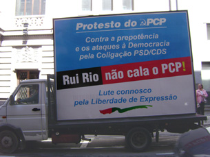 Desde 2006, altura em que o Regulamento sobre Propaganda Política foi aprovado, que a CDU, assim como várias forças sociais, mantém uma enérgica denúncia da grave violação do direito constitucionalmente consagrado de liberdade de expressão que o mesmo constitui. Este regulamento proíbe a colocação de informação política nas principais artérias do Porto (ao mesmo tempo que mantém total flexibilidade em matéria de publicidade comercial) e viola a Lei e a Constituição da República Portuguesa, excedendo largamente as competências legais da Câmara Municipal, na medida em que esta passa a limitar a intervenção dos partidos políticos. Todas as condicionantes possíveis decorrem somente da legislação geral existente.
As alterações agora apresentadas agravam a arbitrariedade do Regulamento, aumentam a discricionariedade e significam uma adaptação circunstancial às necessidades eleitorais por Rui Rio e pela Coligação PSD/CDS, com a concordância do PS.
Com a atribuição ao Executivo Municipal da competência para alterar a seu bel-prazer os locais onde os partidos políticos e forças sociais podem e não podem colocar a sua informação, a Coligação PSD/CDS e PS agravam ainda mais a arbitrariedade das regras, abrindo-se a possibilidade de adaptar as limitações às suas necessidades pontuais de projecção de mensagens e divulgação de iniciativas, a par com a proibição genérica da restante propaganda política!
[Ler+...]