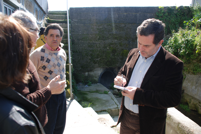 A CDU/Porto denunciou hoje o "abandono" em que se encontra a zona da Presa de Contumil, na parte oriental da cidade, defendendo que deveria ser aproveitada a construção da nova linha do Metro para reabilitar aquela área. A situação difícil destes moradores viu-se agravada devido a obras recentes realizadas para acesso ao Estádio do Dragão e que têm sujeitado os moradores desta zona a constantes inundações nas casas sempre que chove.
"Defendemos que deveria ser aproveitada a construção da linha do Metro para Gondomar para reabilitar toda esta zona, lamentando que a Câmara do Porto ainda não tenha feito nada nesse sentido", afirmou o vereador comunista, Rui Sá. (Ler+...)