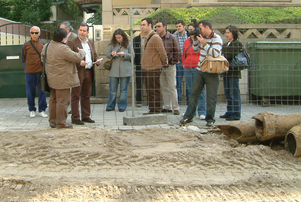 As obras sem fim à vista na Rua de Costa Cabral estão a fazer desesperar moradores e comerciantes desta importante artéria portuense. Com a maior parte da rua esventrada e o trânsito cortado durante mais de cinco meses, desde a  Rua de Santa Justa até à Areosa, o movimento do pequeno comércio de proximidade caiu a pique. Numa artéria tradicionalmente de muito movimento de pessoas, devido ao transbordo das paragens de autocarros, a retirada dos transportes públicos desta artéria afastou os clientes habituais e trouxe dificuldades acrescidas ao comércio local. Mas a pior notícia chegou agora: As obras cujo fim estava previsto para Janeiro vão prolongar-se por mais cinco meses.
Para se inteirar da situação vivida por moradores e comerciante, o vereador da CDU na Câmara Municipal do Porto, Rui Sá, esteve ontem de manhã na Rua de Costa Cabral. [Ler+...]
