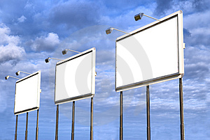 No dia 13 de Março, a CDU realizou uma conferência de imprensa com o tema “Rui Rio e PS manipulam regras de campanha eleitoral e informação política”, na qual procedeu à denúncia do alcance antidemocrático das alterações recentes ao Regulamento Municipal sobre Propaganda Política.
Na sequência da referida conferência de imprensa, vários órgãos de comunicação social trataram o tema da notificação da candidatura PS/Elisa Ferreira pela Câmara do Porto para proceder à retirada, temporária, de estruturas de propaganda.
Perante os esclarecimentos publicados de fontes da autarquia e de responsáveis da candidatura PS/Elisa Ferreira, impõem-se tecer as seguintes considerações:
Rui Rio decidiu que os partidos políticos apenas podem colocar a sua informação a partir de 1 de Abril. O regulamento municipal em vigor (proposto por Rui Rio) não permite esta opção, na medida em que só permite a colocação de propaganda durante a campanha eleitoral oficial. Tal decisão nunca foi discutida em nenhum órgão municipal. Esta decisão acontece unicamente porque corresponde ao interesse conjuntural do PSD/CDS, que precisa de afixar a sua propaganda pelas ruas do Porto. [Ler+...]