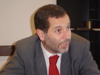 Artigo de opinião de Rui Sá, publica no jornal Público: 
Várias pessoas me têm questionado sobre as razões de o Grupo Parlamentar do PCP se ter abstido na votação da proposta do PS para a revogação do famigerado Decreto 35106, de 1945, que o salazarismo produziu e que permitia, por exemplo, que as famílias fossem despejadas de habitações municipais pela “simples” razão de se tornarem “indignas do direito de ocupação” (literalmente!).

As dúvidas são pertinentes, e por isso interessa conhecer melhor o processo, até para sabermos como as coisas funcionam na “Casa da Democracia” que é (ou devia ser…) a Assembleia da República (AR) [Ler+...]

