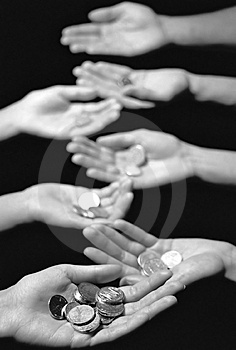  A maioria PSD-PP que governa a Câmara Municipal do Porto rejeitou, na última reunião de Câmara, repôr a legalidade e dar cumprimento a um parecer da Procuradoria-Geral da República ao rejeitar uma proposta de recomendação da CDU do pagamento de emolumentos que, de forma ilegal, foram retidos.

Rui Rio, relativamente aos trabalhadores municipais, só conhece o verbo "tirar". De facto, com base num relatório preliminar da IGAT, decidiu deixar de pagar, de imediato (antes de fazer o contraditório e antes de haver um relatório final, com carácter vinculativo) o designado "Prémio Nocturno", afectando centenas de trabalhadores, designadamente cantoneiros de limpeza, que desse modo perderam cerca de 20% do seu salário. Fê-lo, como é costume, com o argumento de que é um "rigoroso" cumpridor da Lei...

Agora, relativamente ao pagamento de emolumentos aos funcionários municipais que procedem às execuções fiscais, Rui Rio recusa-se a cumprir um Parecer da Procuradoria-Geral da República, Homologado pelo Secretário de Estado da Administração Local (tendo, por isso, carácter vinculativo), o que significa que dezenas de trabalhadores municipais estão desde 2003 sem receber as verbas a que legalmente têm direito. Esta situação é ainda mais grave, na medida em que a Câmara Municipal do Porto cobra os emolumentos aos Munícipes!...

Fica, assim e mais uma vez, demonstrado que Rui Rio só cumpre a lei quando a mesma lhe interessa (como se passa nas "Repúblicas das Bananas") e que, quando o assunto diz respeito aos trabalhadores municipais, para ele a lei é, apenas, "prejudicar"!
